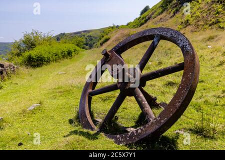 Riesige, rostende verlassene Schwungscheibe aus einer viktorianischen Ära Hubmotor und alten Eisenwerk. Ebbw Vale, Gwent, Wales, Großbritannien Stockfoto