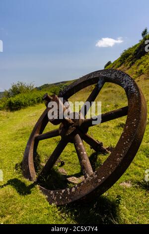 Riesige, rostende verlassene Schwungscheibe aus einer viktorianischen Ära Hubmotor und alten Eisenwerk. Ebbw Vale, Gwent, Wales, Großbritannien Stockfoto