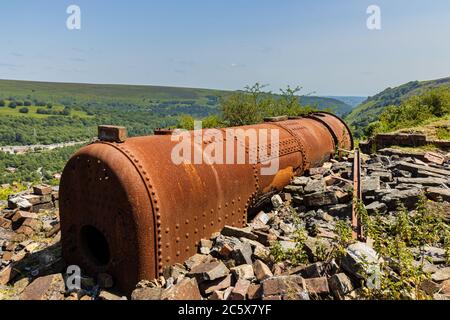 Rostreste eines alten, viktorianischen Kessel- und Hubmaschinenhauses, das auf einem Hügel mit Blick auf die walisische Stadt Ebbw Vale verlassen wurde Stockfoto