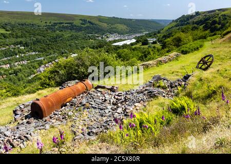 Verlassene viktorianische Ära Industriekessel und Schwungräder aus einer seit langem geschlossenen Eisenhütte. Ebbw Vale, South Wales, Großbritannien Stockfoto