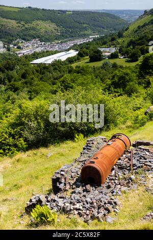 Rostreste eines alten, viktorianischen Kessel- und Hubmaschinenhauses, das auf einem Hügel mit Blick auf die walisische Stadt Ebbw Vale verlassen wurde Stockfoto