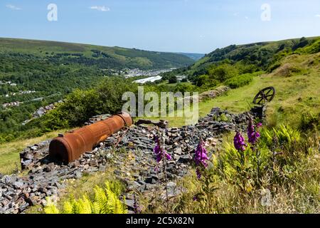 Verlassene viktorianische Ära Industriekessel und Schwungräder aus einer seit langem geschlossenen Eisenhütte. Ebbw Vale, South Wales, Großbritannien Stockfoto