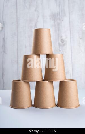 Kaffeetassen Pyramide isoliert auf hellem Hintergrund Stockfoto