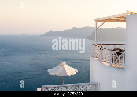 Dachgarten Cafe Restaurant an der Caldera mit Blick auf die Ägäis in der Caldera, Santorini Insel Griechenland Stockfoto