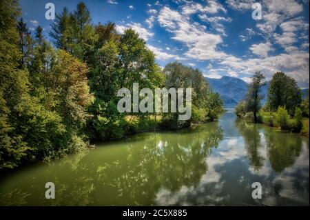 DE - BAYERN: Loisach in den Kochelsee mit Herzogstand Berg im Hintergrund (HDR-Bild) Stockfoto