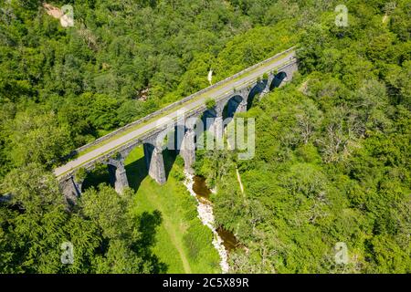 Luftdrohnenaufnahme eines Viadukts aus der viktorianischen Zeit in einem wunderschönen grünen Tal (Pontsarn Viadukt, Brecon Beacons, Wales) Stockfoto