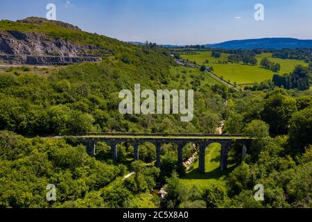 Luftdrohnenaufnahme eines Viadukts aus der viktorianischen Zeit in einem wunderschönen grünen Tal (Pontsarn Viadukt, Brecon Beacons, Wales) Stockfoto