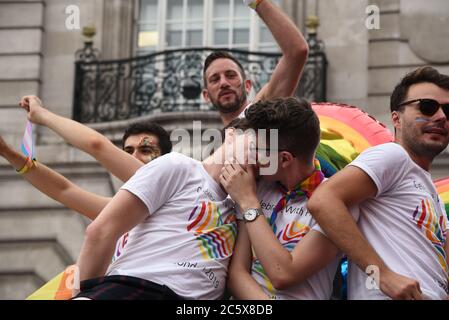 London, Großbritannien, 6. Juli 2019: Gay Happy Pride Männer küssen und Parade am 6. Juli 2019 London, Großbritannien. Stockfoto