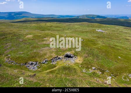 Luftaufnahme des Eingangs zu einem unterirdischen Höhlensystem auf abgelegenen Moorland (Chartist Cave, Wales, UK) Stockfoto