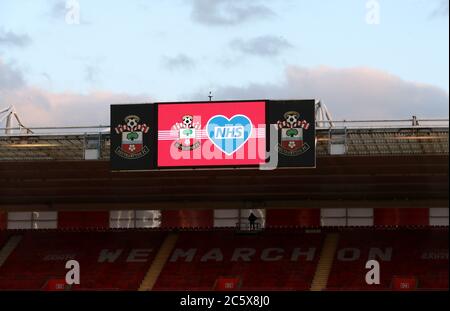 Ein NHS-Schild auf der großen Leinwand nach dem Premier League-Spiel im St Mary's Stadium, Southampton. Stockfoto
