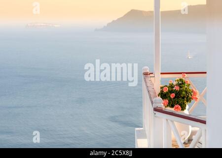 Dachgarten Cafe Restaurant an der Caldera mit Blick auf die Ägäis in der Caldera, Santorini Insel Griechenland Stockfoto