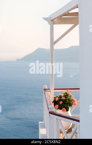 Dachgarten Cafe Restaurant an der Caldera mit Blick auf die Ägäis in der Caldera, Santorini Insel Griechenland Stockfoto