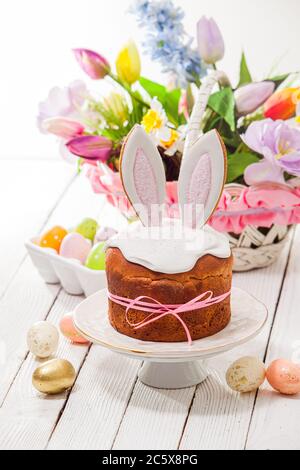 Osterkuchen mit Hasenohren und bunten Eiern dekoriert Stockfoto