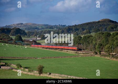 3 Royal Mail Klasse 325 Postzüge fahren an Bohrlochköpfen, Cumbria auf der Hauptlinie der Westküste mit der 1616 Shieldmuir - Warrington Dallam Post vorbei Stockfoto