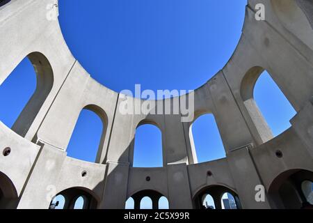 Blick von der Spitze des Coit Towers nach oben in Richtung des klaren, blauen Himmels. Weiße Betonbögen in der Architektur.Telegraph Hill, San Francisco, Kalifornien Stockfoto