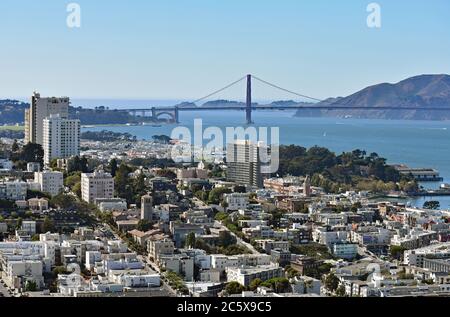 Die Golden Gate Bridge & Marin Headlands von der Spitze des Coit Tower auf Telegraph Hill. Straßen und Hügel von San Fancisco im Vordergrund. Stockfoto