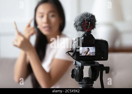 Nahaufnahme professionelle Kamera Aufnahme junge vietnamesin Frau. Stockfoto