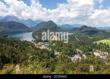 Blick auf die Touristenstadt Hohenschwangau und den Alpensee vom Schlossgelände Neuschwanstein aus gesehen, Bayern, Deutschland. Stockfoto