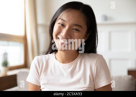 Schöne lächelnde vietnamesische Ethnie junge Frau Blick auf Kamera. Stockfoto