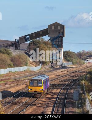 Northern Rail Klasse 144 Pacer Train 144003 vorbei an der geschlossenen Hatfield Colliery, Yorkshire, UK Stockfoto