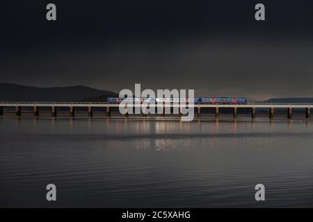 Erster TransPennine Express-Zug der Klasse 185, der Arnside Viadukt über die Flussmündung des Kent auf der malerischen Bahnlinie der Küste Cumbrias überquert. Stockfoto