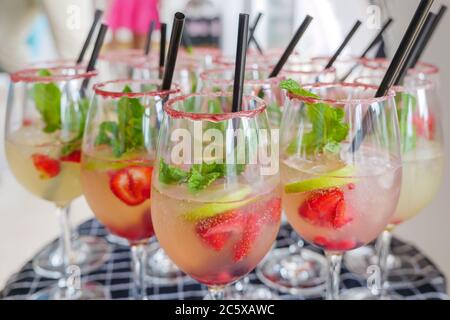 Ausgewählte Schwerpunkte sind Triple Berry Margaritas oder Berry Vodka Cocktails mit Erdbeeren, Heidelbeere, Brombeere und Limette auf Glas mit Salz auf der Oberseite servieren. Stockfoto