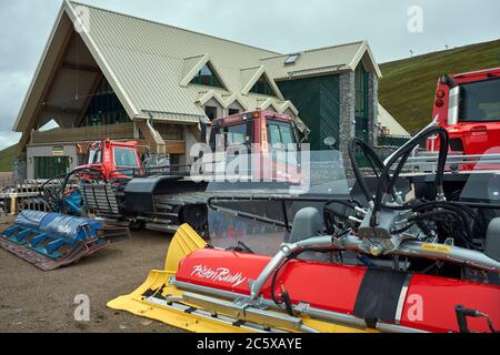 In einem nassen und düsteren Juli warten Schneekatzen darauf, im Lecht Ski Center in Aktion zu treten Stockfoto