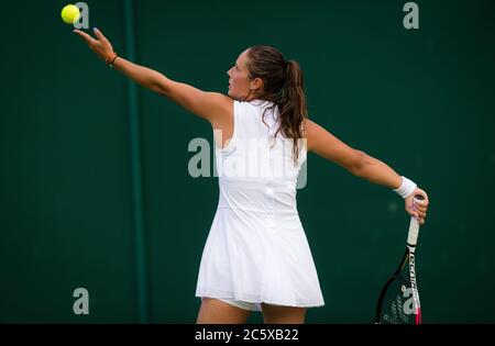 Daria Kasatkina von Russland in Aktion während ihrer ersten Runde Spiel bei der Wimbledon Championships Grand Slam Tennis Tournament 2019 Stockfoto