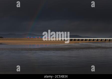 Erster TransPennine Express-Zug der Klasse 185, der Arnside Viadukt über die Flussmündung des Kent auf der malerischen Bahnlinie der Küste Cumbrias überquert. Stockfoto