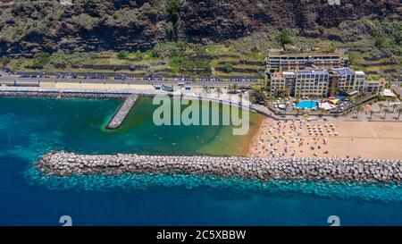 Calheta, Madeira, Portugal - Juni 2020: Luftaufnahme des Calheta Strandes auf der Insel Madeira, Portugal Stockfoto