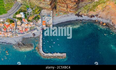 Luftaufnahme des Dorfes Paul do Mar auf der Insel Madeira, Portugal Stockfoto