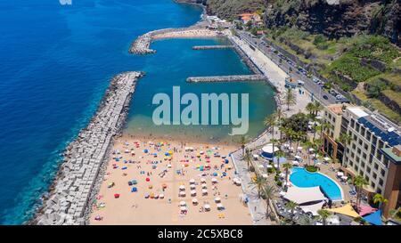 Calheta, Madeira, Portugal - Juni 2020: Luftaufnahme des Calheta Strandes auf der Insel Madeira, Portugal Stockfoto