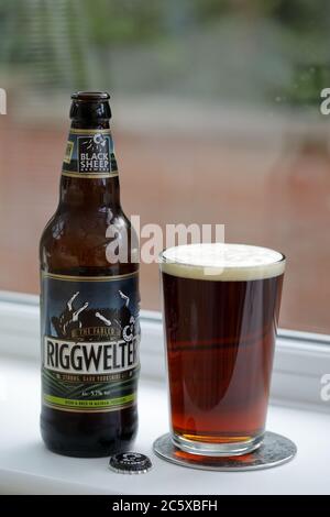 Eine Flasche und gegossenes Glas Riggwelter, kräftiges dunkles yorkshire Ale aus der Black Sheep Brauerei Stockfoto