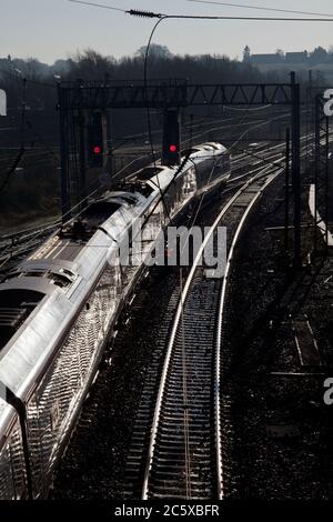 Virgin Trains / Avanti Westküste Alstom Pendolino Zug auf der Hauptlinie der Westküste mit roten Signalen Stockfoto