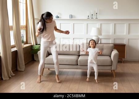 Überglücklich verschiedene Generationen asiatische Familie tanzen zu Hause. Stockfoto