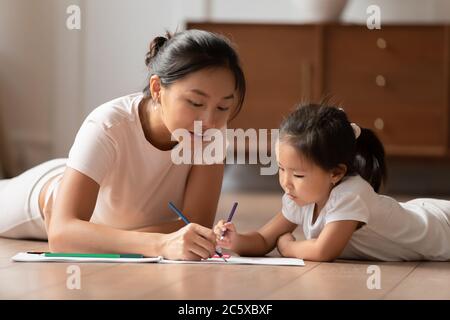 Vietnamesische Ethnizität Frau Zeichnung Bilder mit kleinen Kind. Stockfoto