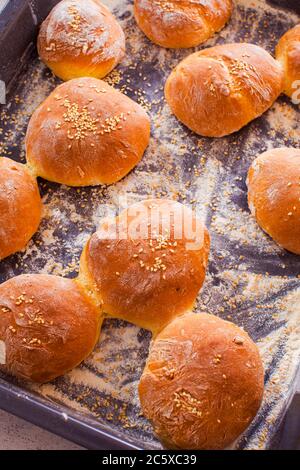 Draufsicht frisch heiße hausgemachte Brötchen auf Backblech Stockfoto