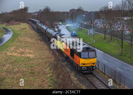 Colas Rail Güterzug 60 Diesel Lok 60087 ab Preston Docks tauschen Nebengleise mit einem Güterzug aus leeren Bitumentanks Stockfoto