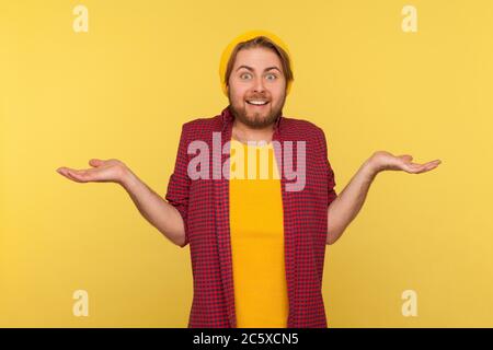 Weiß nicht, wen kümmert das schon! Verwirrt Hipster bärtiger Kerl in Beanie Hut und karierte Shirt stehen ohne Idee Geste, zuckende Schultern heben die Hände Stockfoto