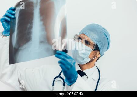 Nahaufnahme. Arzt untersucht eine Röntgenaufnahme der Lunge. Stockfoto