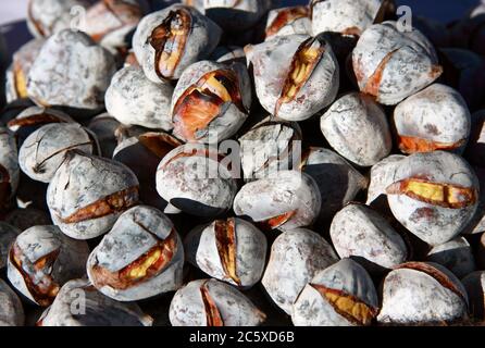 Golega, Santarem, Portugal. Traditionell mit Holzkohle geröstete süße Kastanien im späten Herbstlicht. Stockfoto