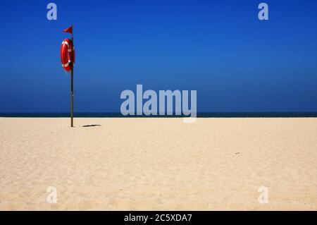 Portugal, Figueira da Foz. Einsamer Sandstrand. Stockfoto