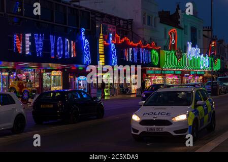 Southend on Sea, Essex, Großbritannien. Juli 2020. Eine große Anzahl von Polizisten hat an einem Vorfall im Pub Admiral Nelson auf der Eastern Esplanade von Southend teilgenommen, da COVID-19 Coronavirus-Sperrmaßnahmen erleichtert werden. Die Polizei fuhr fort, die Gegend bis in den Abend zu patrouillieren Stockfoto