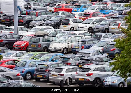 Überfüllter Parkplatz im Merry Hill Shopping Centre. Covid-19-Pandemie. Juli 2020. UK Stockfoto