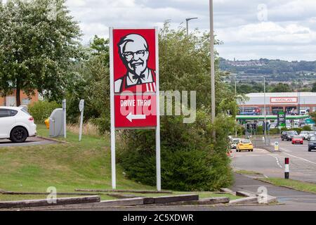 KFC Drive Thru Schild mit Matalan im Hintergrund. Merryhill Einkaufszentrum. Juli 2020. West Midlands. GROSSBRITANNIEN Stockfoto