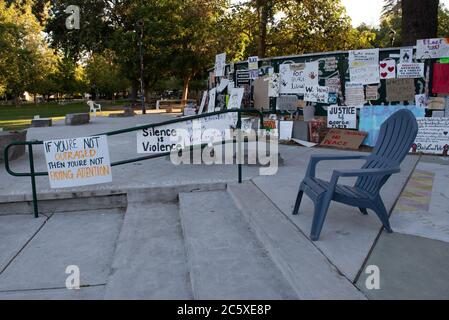 Davis, Kalifornien, USA, 5. Juni 2020. Es gibt überall Wandbilder und verschiedene Schilder zur Unterstützung von George Floyd und der Black Lives Matter Bewegung, auch an Orten wie dem Central Park in Davis, Kalifornien, USA. Stockfoto