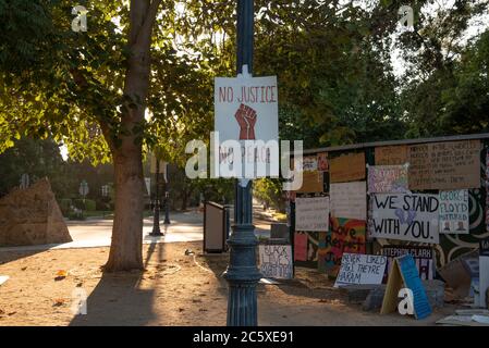 Davis, Kalifornien, USA, 5. Juni 2020. Es gibt überall Wandbilder und verschiedene Schilder zur Unterstützung von George Floyd und der Black Lives Matter Bewegung, auch an Orten wie dem Central Park in Davis, Kalifornien, USA. Stockfoto