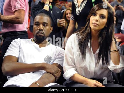 MIAMI, FL - DEZEMBER 06: Kanye West und Kim Kardashian besuchen das Spiel zwischen den New York Knicks und Miami Heat in der American Airlines Arena am 6. Dezember 2012 in Miami, Florida Menschen: Kanye West Kim Kardashian Kredit: Storms Media Group/Alamy Live News Stockfoto