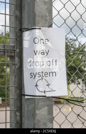 CV19 Sicherheitsmassnahmen für die Abholung und Sammlung von Schülern an der St. winnow Primary School, Lostwihiel. Covid-19 School Run Sicherheitskonzept. Stockfoto