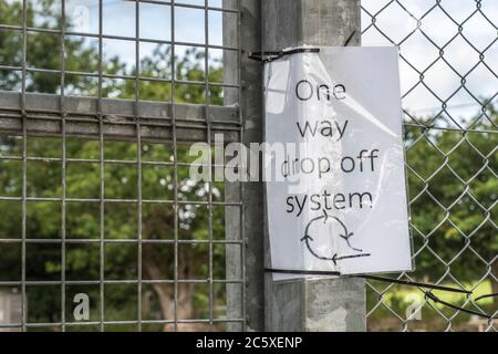 CV19 Sicherheitsmassnahmen für die Abholung und Sammlung von Schülern an der St. winnow Primary School, Lostwihiel. Covid-19 School Run Sicherheitskonzept. Stockfoto